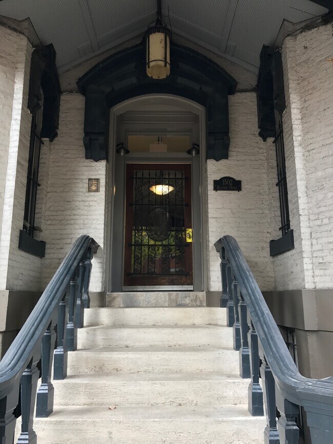 Entrada principal. La unidad está a medio piso por encima del nivel de la calle. - 1502 13th Street NW