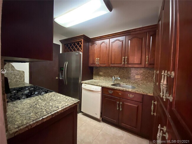 Building Photo - 6900 N Kendall Dr