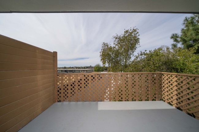 Foto del edificio - 1150 Meadow Lake Dr