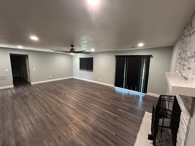 Foto del edificio - Don't miss out in North Hanford! 3 bedroom 2 bath with solar!