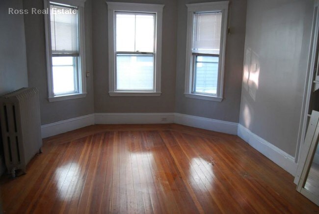 Building Photo - Four bed de..leaded new kitchen and bath
