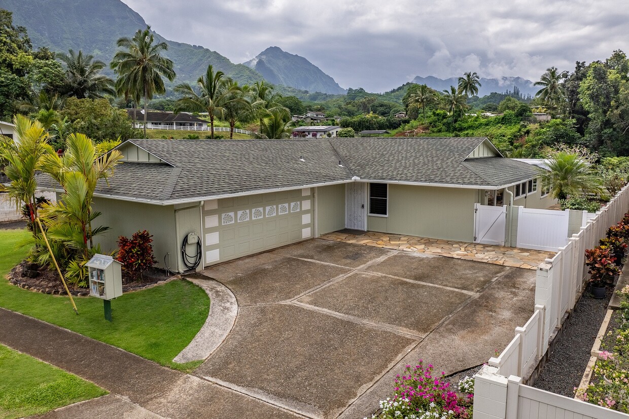 Primary Photo - Kailua, Charming 3-Bed, 2-Bath with Swimmi...