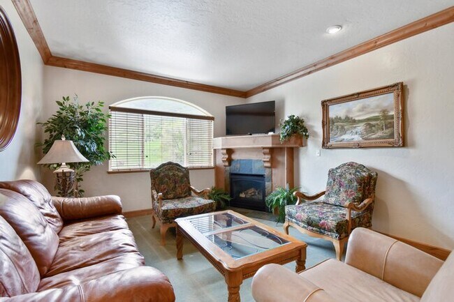Building Photo - Villa 2015 1 Bed 1 Bath Full Kitchen