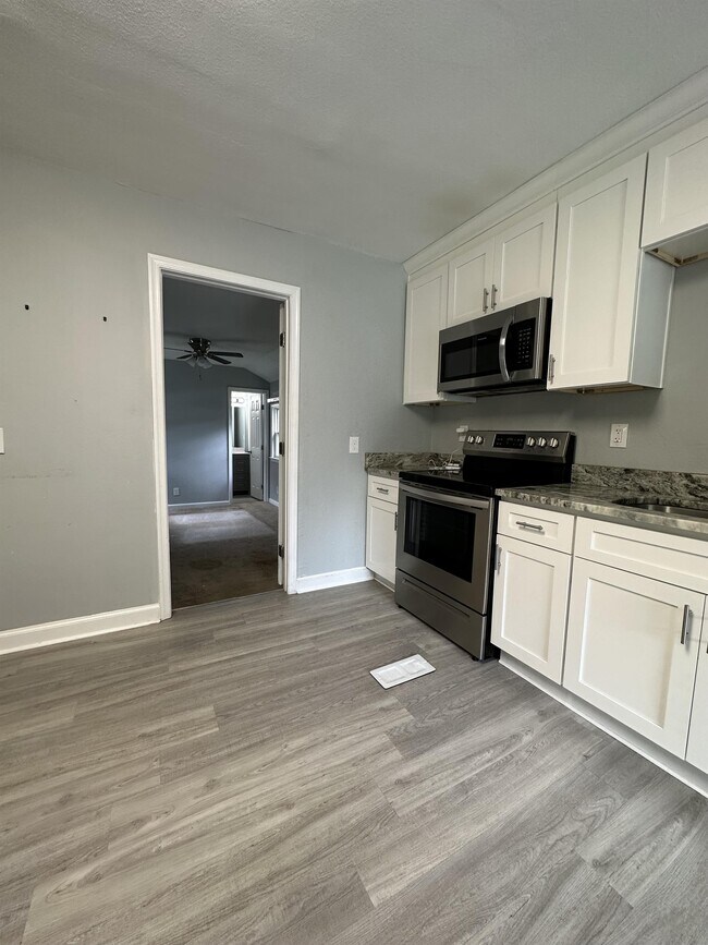 Foto del edificio - 3301 Vimy Ridge Ave