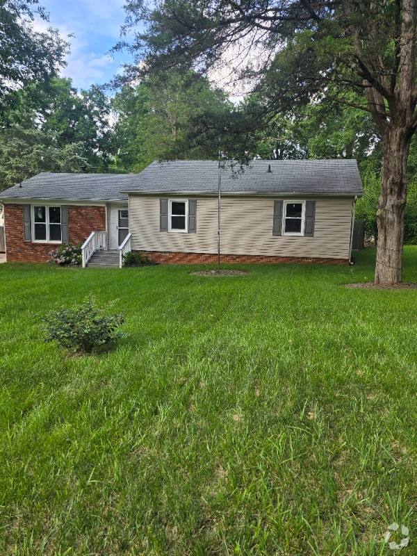 Building Photo - 1226 Roundtree Cir