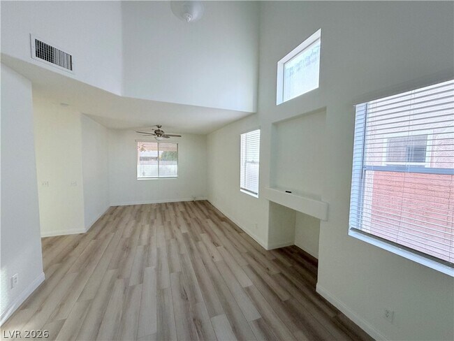 Foto del edificio - 9584 Withering Pine St