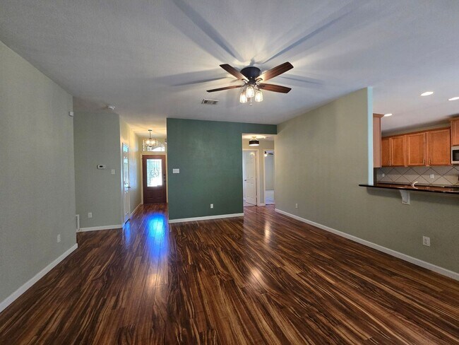 Foto del edificio - AVAILABLE NOW!