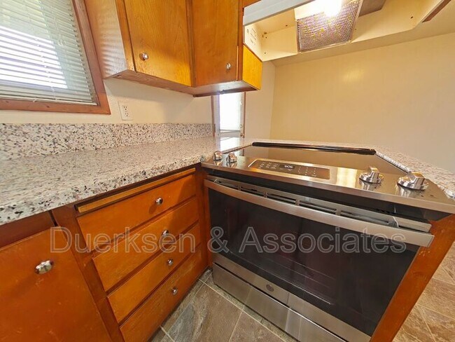 Building Photo - 2021 Applegate St
