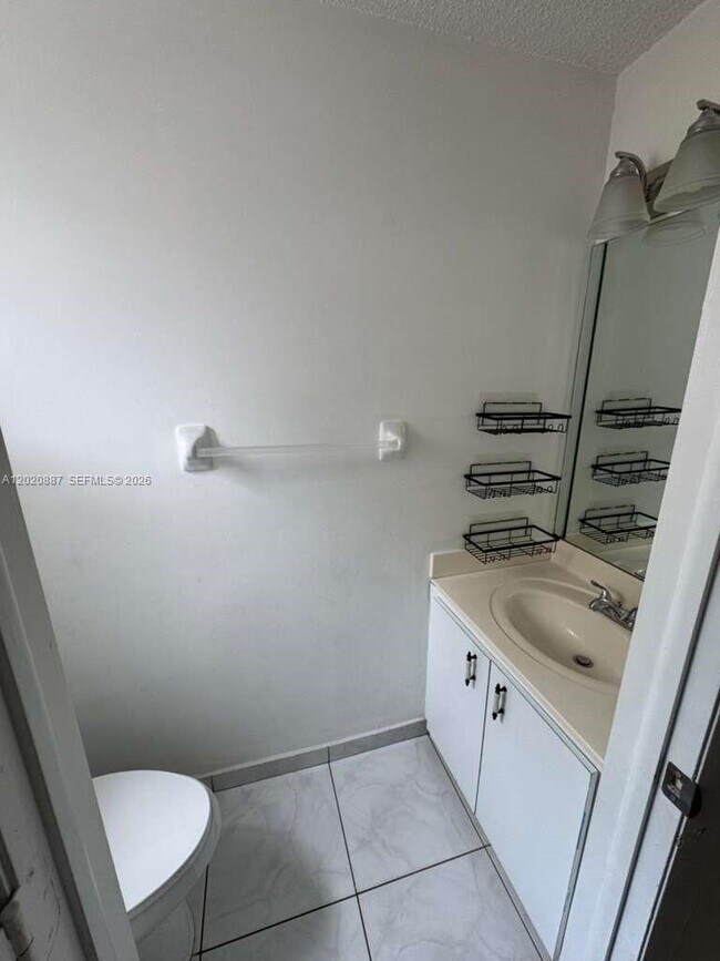 Foto del edificio - 8059 NW 8th St