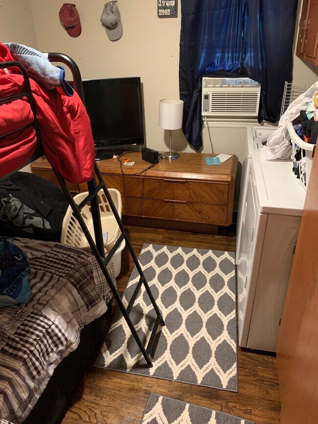 Foto del edificio - 3-4 Bedroom 1 Bath cape with garage in Liverpool Schools