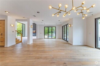 Building Photo - 6 Jupiter Hills Dr