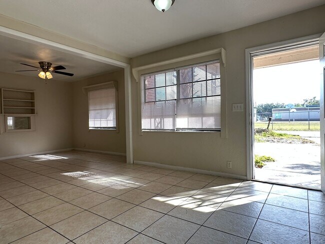 Foto del edificio - Spacious 5-Bedroom Single Family Home in Hillsborough County
