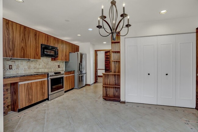 Building Photo - AMAZING SPACIOUS END UNIT TOWNHOUSE IN PRIME LOCATION