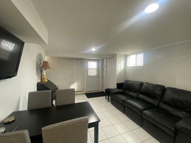 Foto del edificio - Charming 1 bedroom, fully furnished apartment