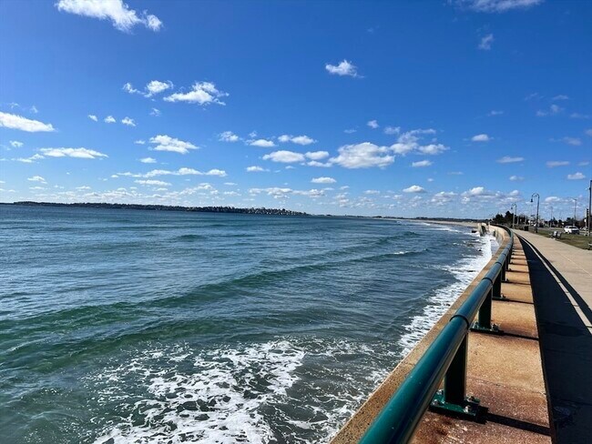 Building Photo - 300 Lynn Shore Dr