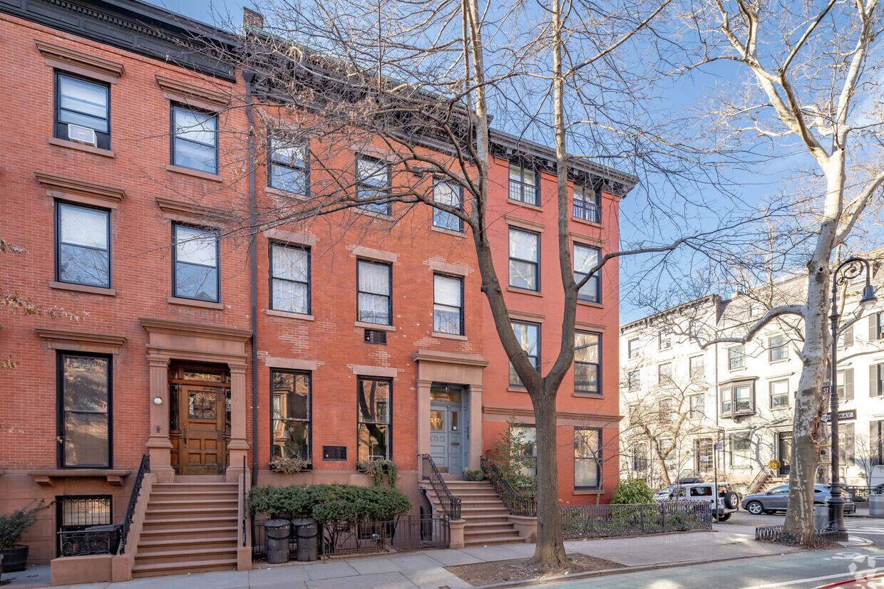 Primary Photo - 242 Henry St