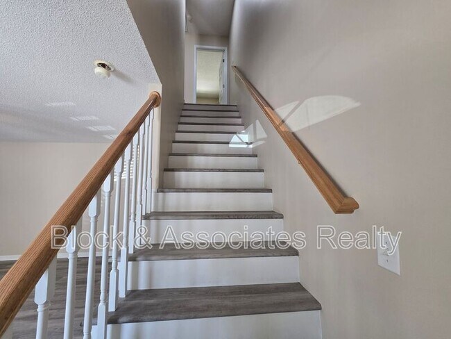 Foto del edificio - 108 Maple Grove Ct