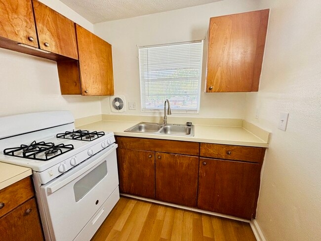 Building Photo - 922 E Brownlee St