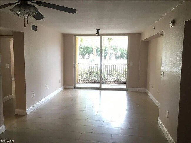 Living room - 4127 Residence Dr