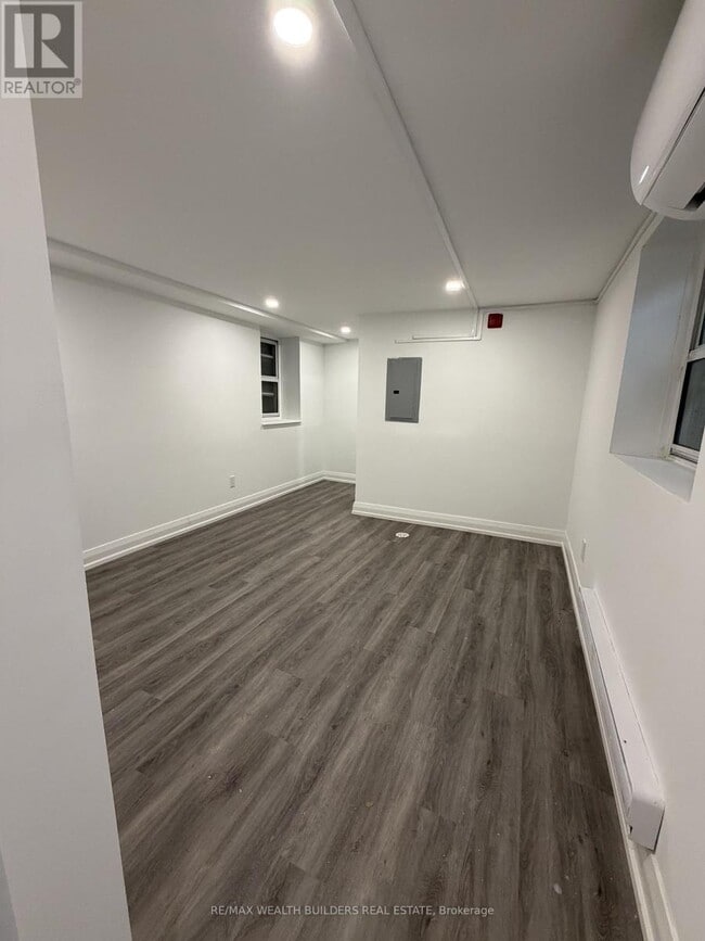 Building Photo - 219 Jarvis St