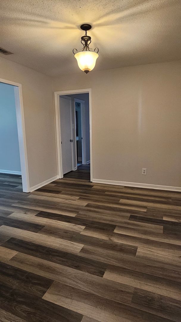 Building Photo - Recently Updated 3Bed 2 Bath House