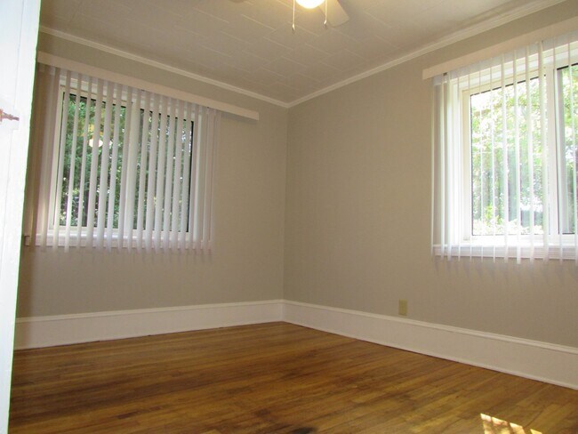 Foto del edificio - Spacious 2 Bed/1 Bath Duplex - Updated - Fireplace - Covered Side Porch - Water/Sewer/Trash Included