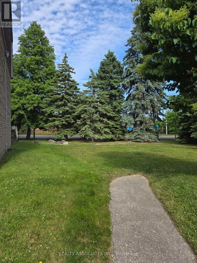 Building Photo - 2-32 Stonehill Ct
