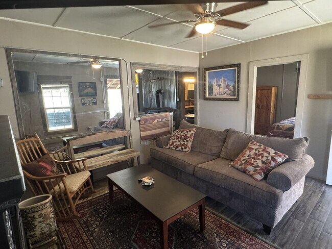 Foto del edificio - Unique country living in fully furnished cabin! Easy drive to Stephenville.