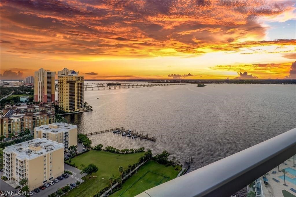 Foto principal - 3000 Oasis Grand Blvd