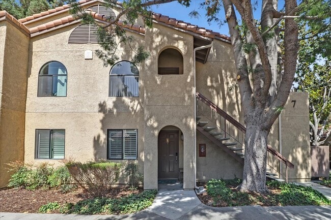 Building Photo - 2 Bedroom, 1 Bath, Upstairs Condo in the C...