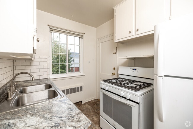 2 habitaciones, 1 baño, 713 pies cuadrados, cocina - Franklin Court Apartments
