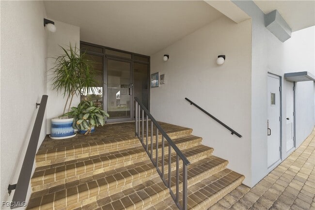 Building Photo - 1925 Clifford St