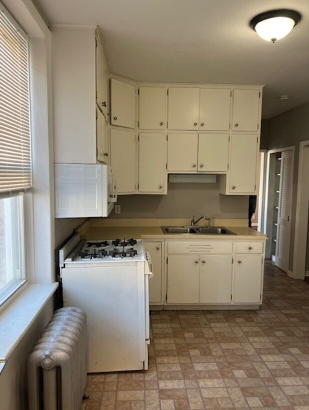 Foto del edificio - 3355 N Troy St