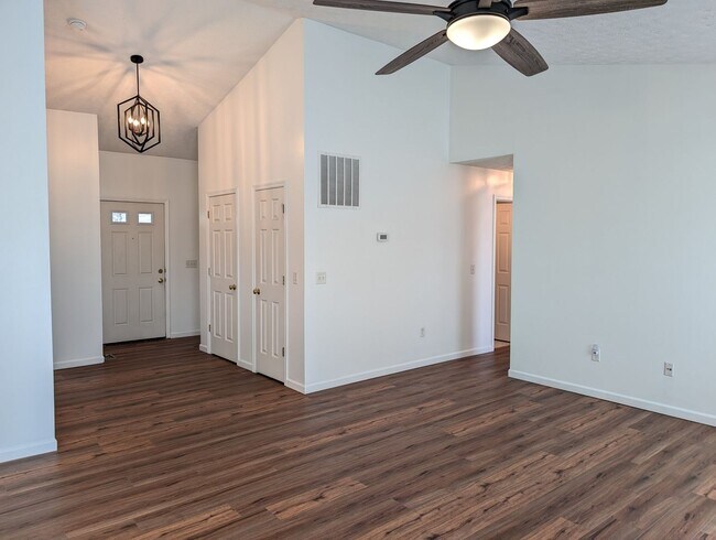 Building Photo - AVAILABLE NOW! 3 Bedroom Ranch with 2 Full...