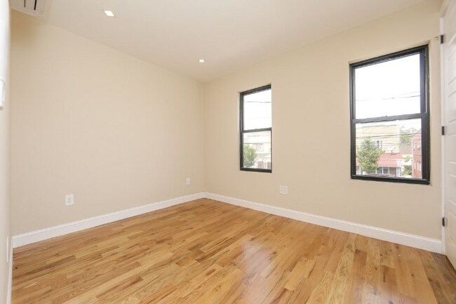 Building Photo - 936 E 87th St