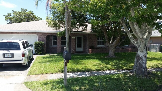 Front entry - 636 Tulane Ave