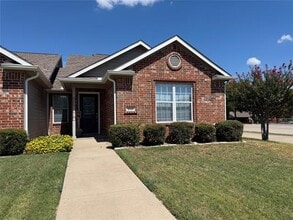 Building Photo - 502 Oakridge Dr