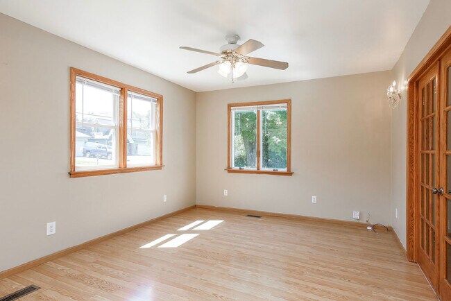 Building Photo - 804 N Van Buren St