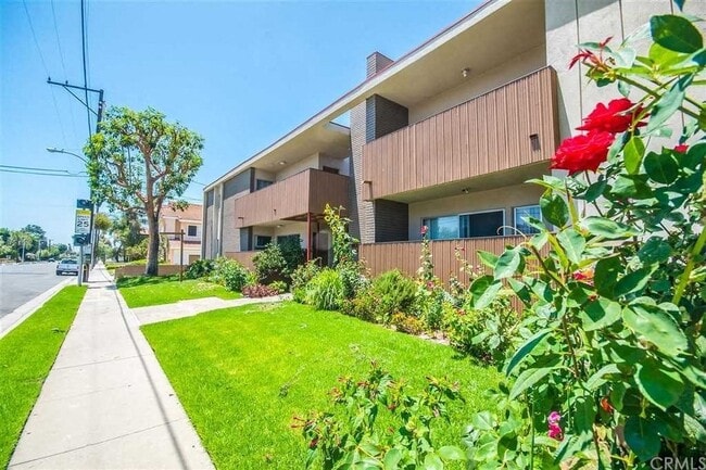Foto del edificio - 10327 Downey Ave.