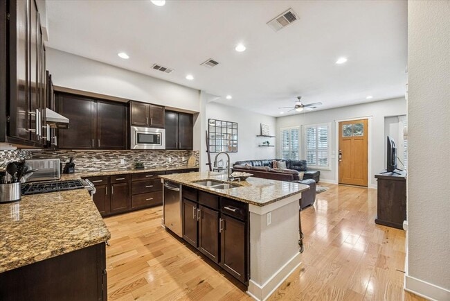 Foto del edificio - 2520 Bluebonnet Ln