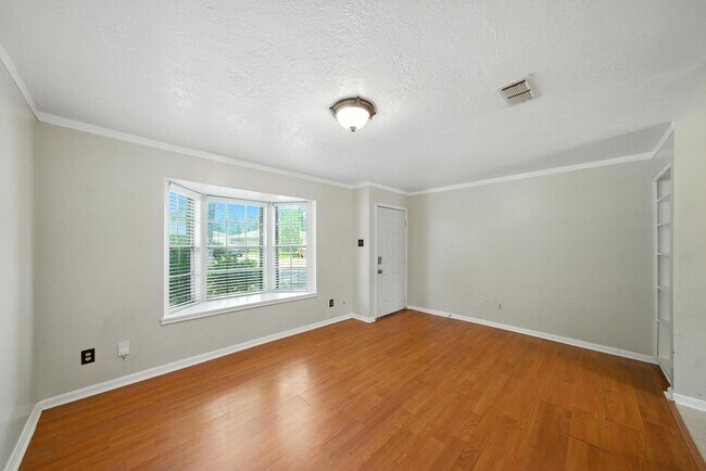 Foto del edificio - 10666 Hazelhurst Dr