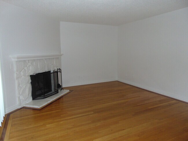 Building Photo - Immaculate 2BR/1BA Condo, Great Location!