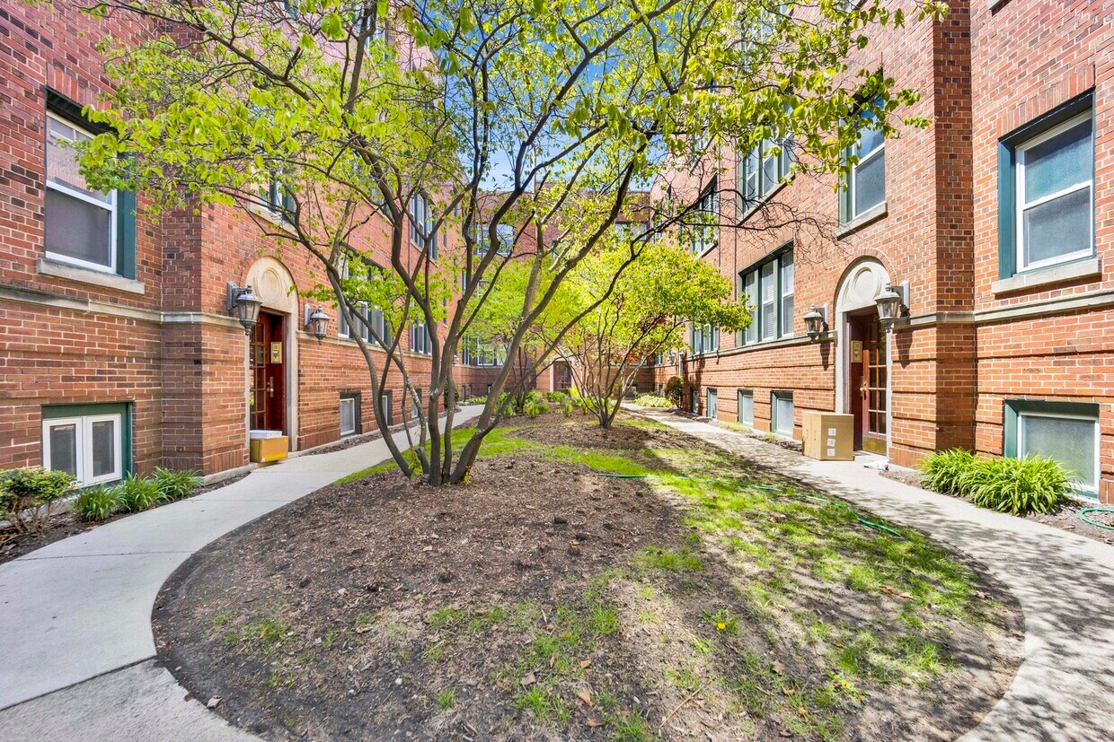 Primary Photo - 2026 N Burling St