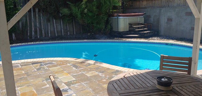 piscina y jacuzzi - 7130 Stansbury Ave