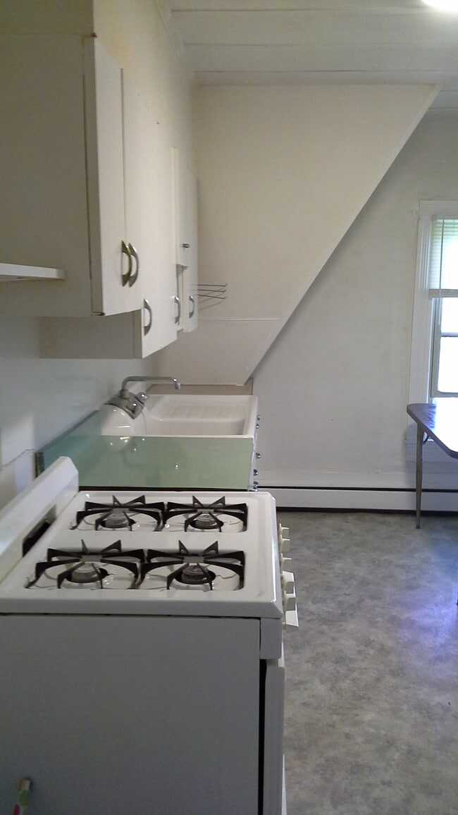 Kitchen - 127 Eddy St