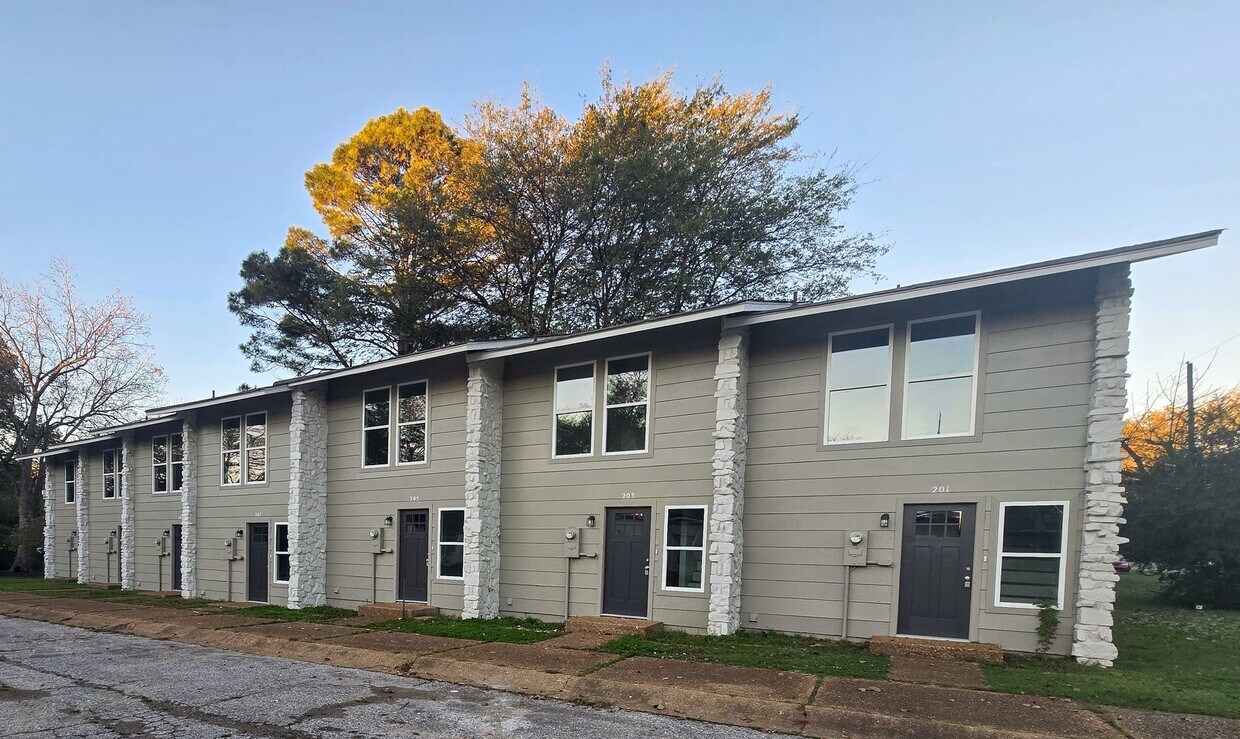 Primary Photo - Newly Remodeled 2/1.5 Townhouse in Newport!