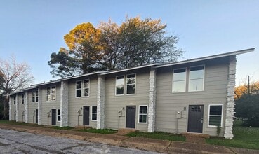 Building Photo - 201 S Poplar St