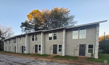 Building Photo - 207 S Poplar St