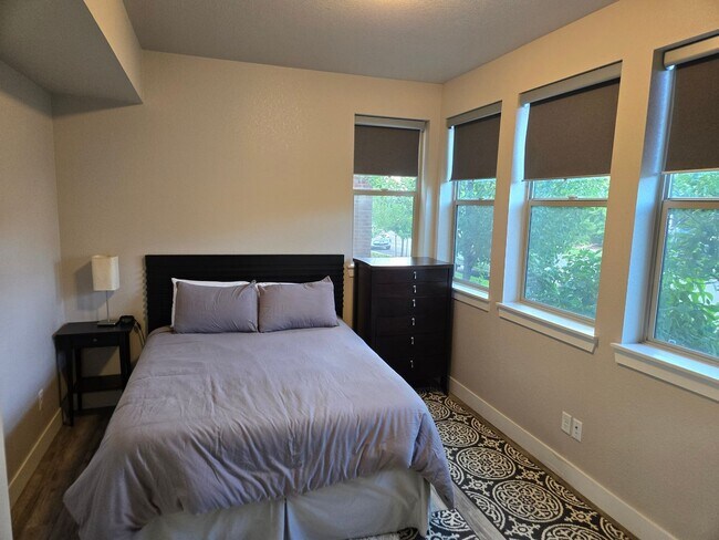 Building Photo - Amazing townhome in Central Park near Nort...