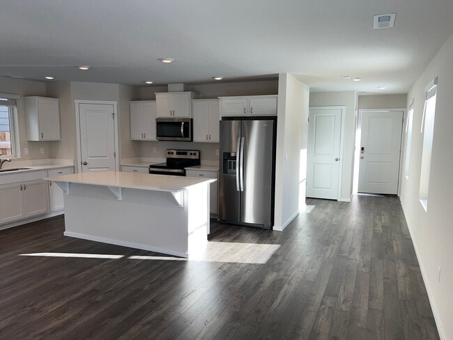 Foto del edificio - LIKE NEW Spacious 2 Story Home on Corner L...